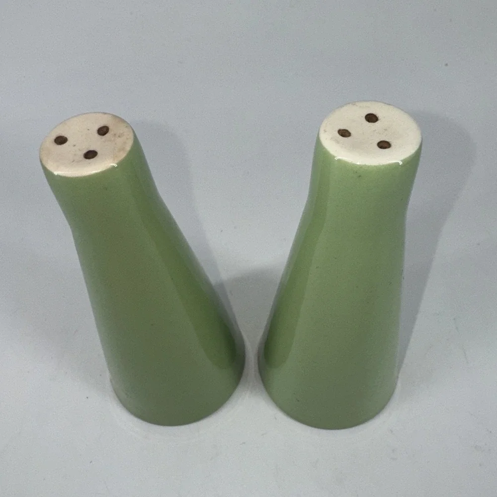 Mid Century Modern Avacado Mint Ceramic Salt & Pepper Shakers Tapered Vintage